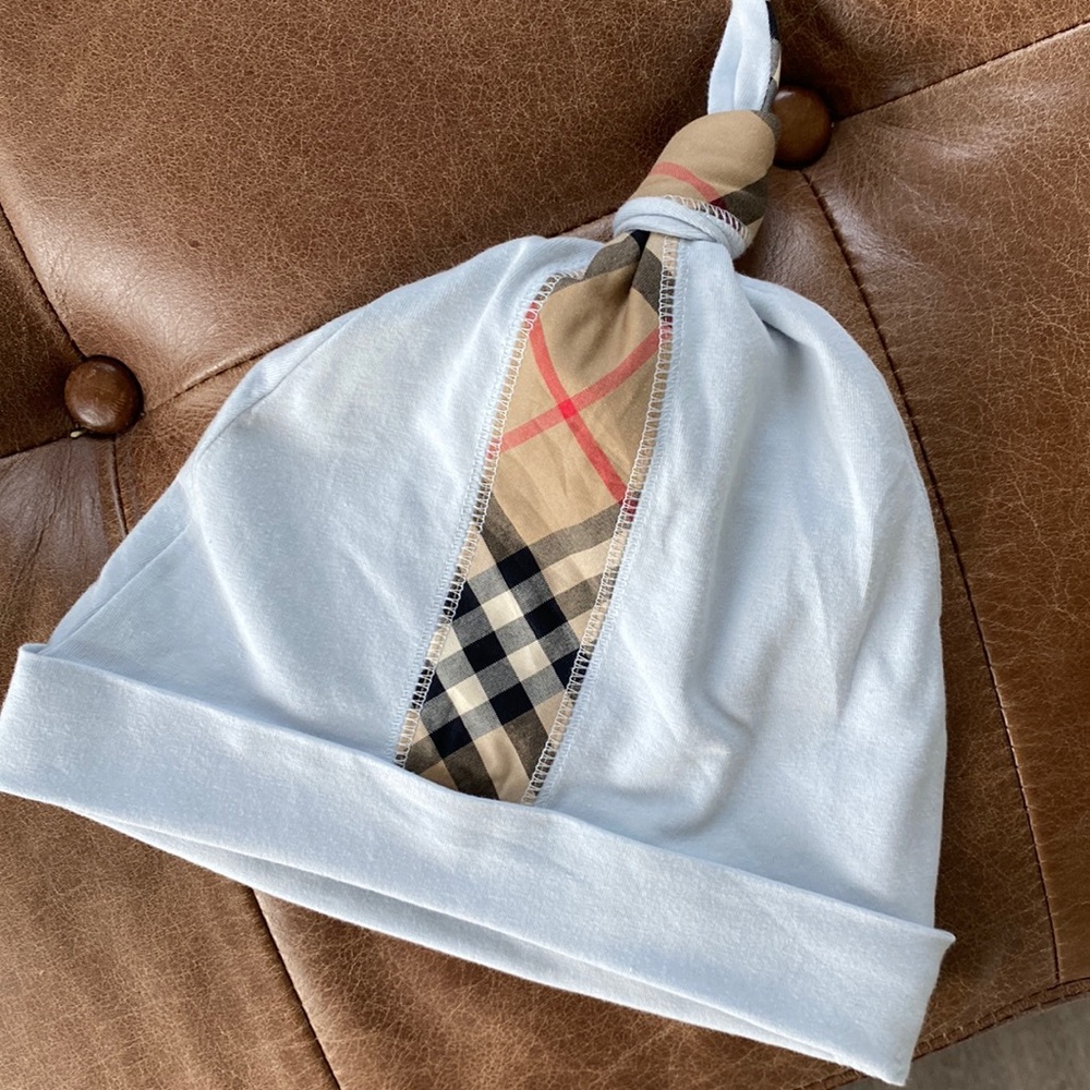 Baby Burberry hat- never worn💙